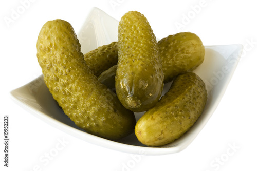 Gurken in einer Schale isoliert auf weißem Hintergrund