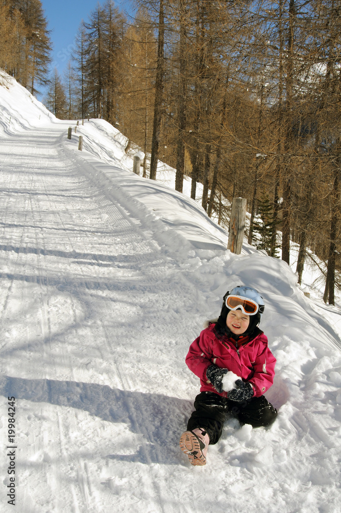 Naklejka premium Mädchen spielt im Schnee