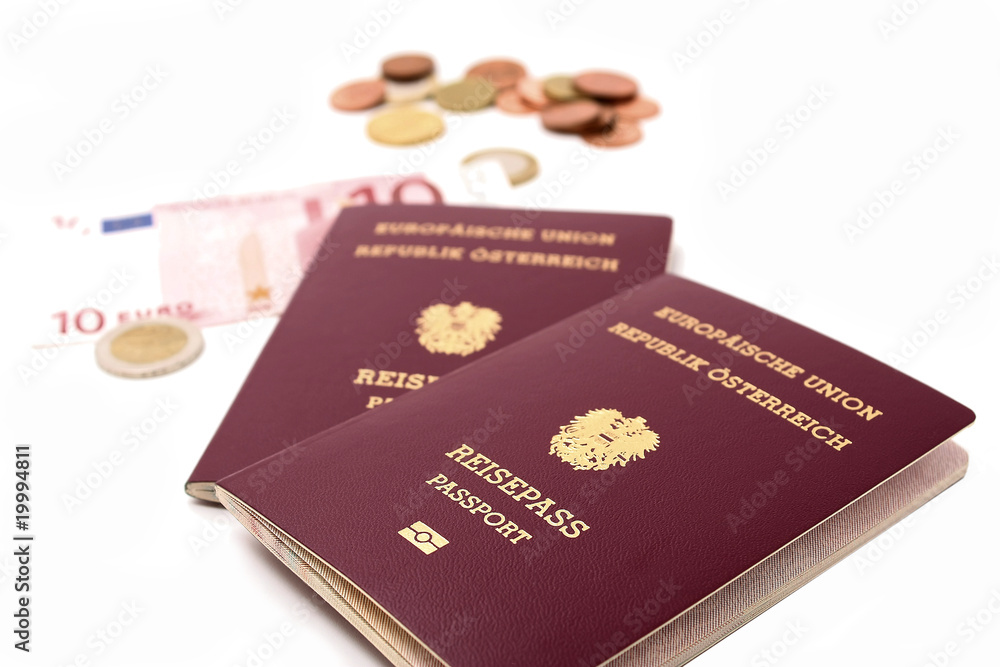 Naklejka premium Reisepässe mit Banknoten und Münzen