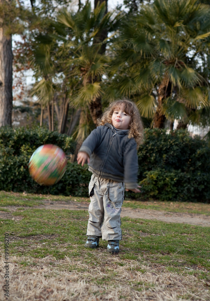 Enfant jouant au ballon