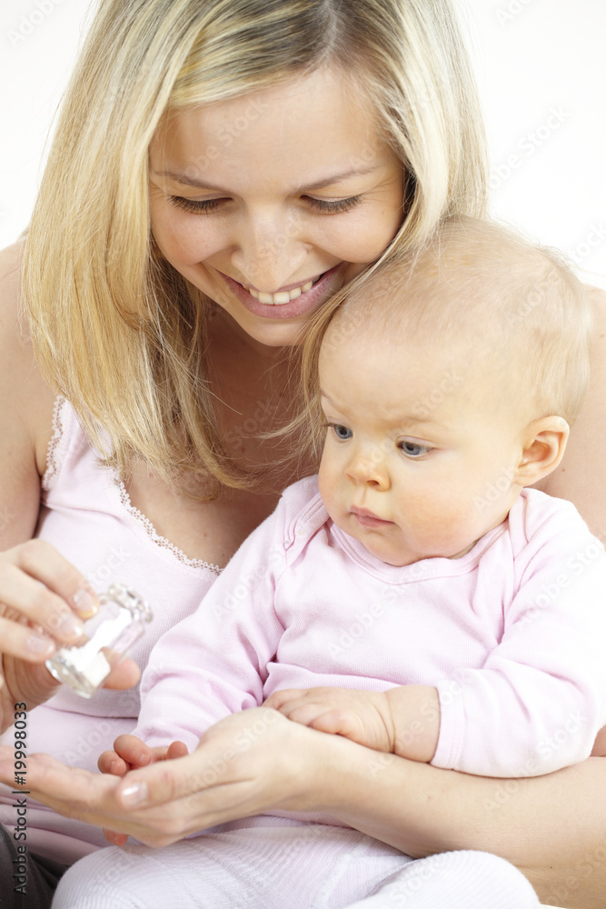 junge mama gibt ihrem baby globuli junge mama gibt ihrem baby globuli