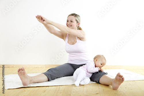 junge mama macht mit ihrem baby fitness + yoga uebungen