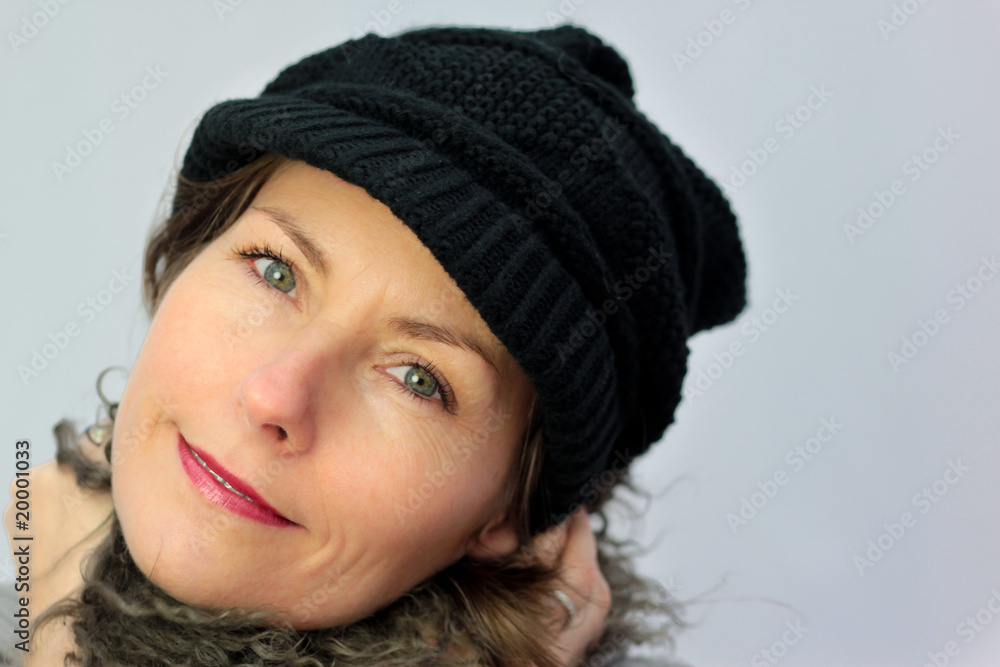 femme avec bonnet et écharpe femme avec bonnet et écharpe
