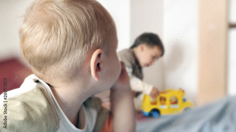 Fototapeta premium Beobachtung beim Spielen