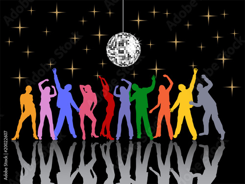 Tanzende Silhouetten unter silberner Discokugel