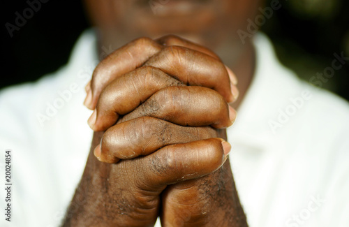 Fotografia fingers of afro man clasped in front of his body