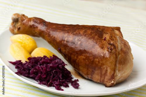 Putenkeule,gebraten mit Rotkohl,Kartoffeln photo