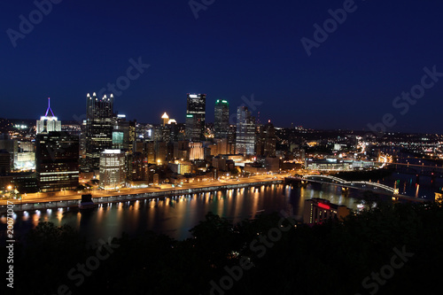Fototapeta Naklejka Na Ścianę i Meble -  Pittsburgh's skyline from Mount Washington at night