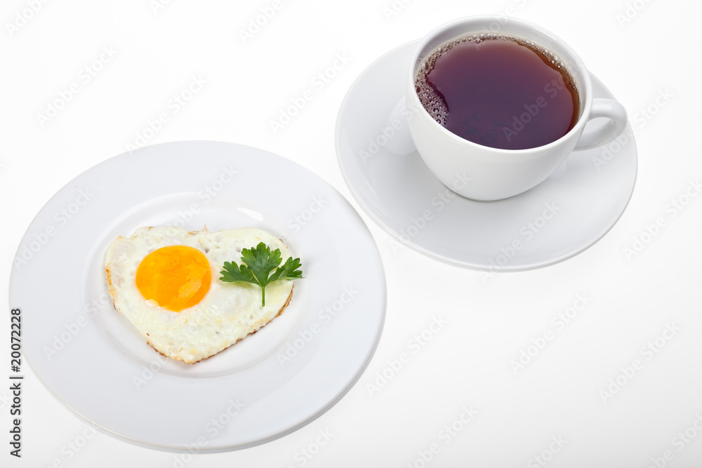 herzförmigen Spiegelei und eine Tasse Tee herzförmigen Spiegelei und eine Tasse Tee