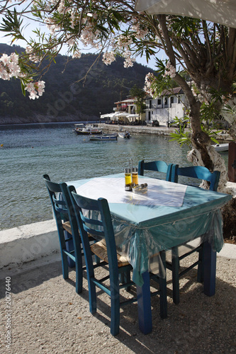 taverna's table and chairs