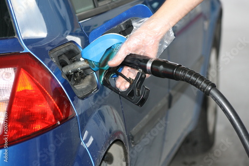 echar gasolina