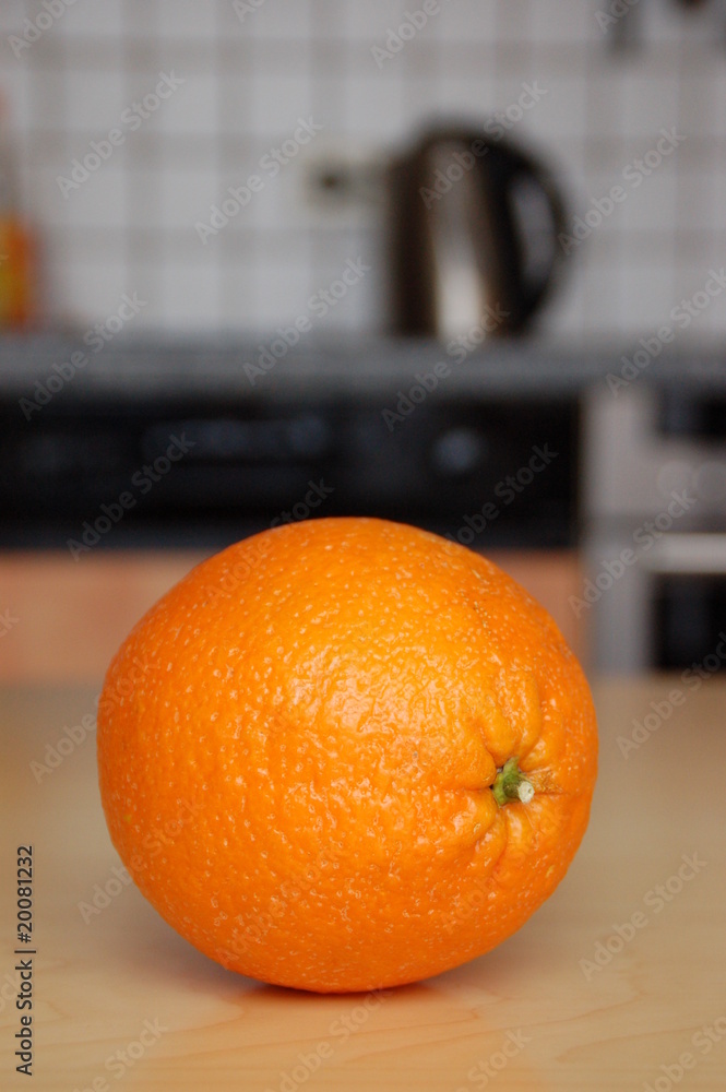 eine Apfelsine in der Küche StockFoto Adobe Stock