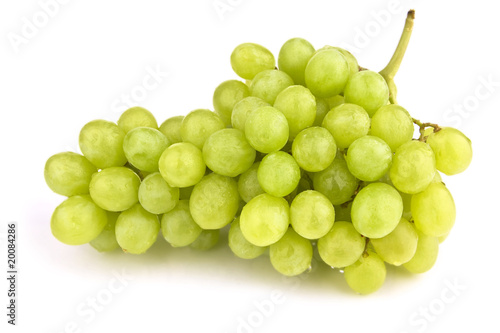 Weintrauben isolated auf weißem Hintergrund mit Schatten