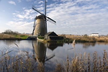 Keuken achterwand Molens Klassieke Hollandse windmolen bij water  © forcdan