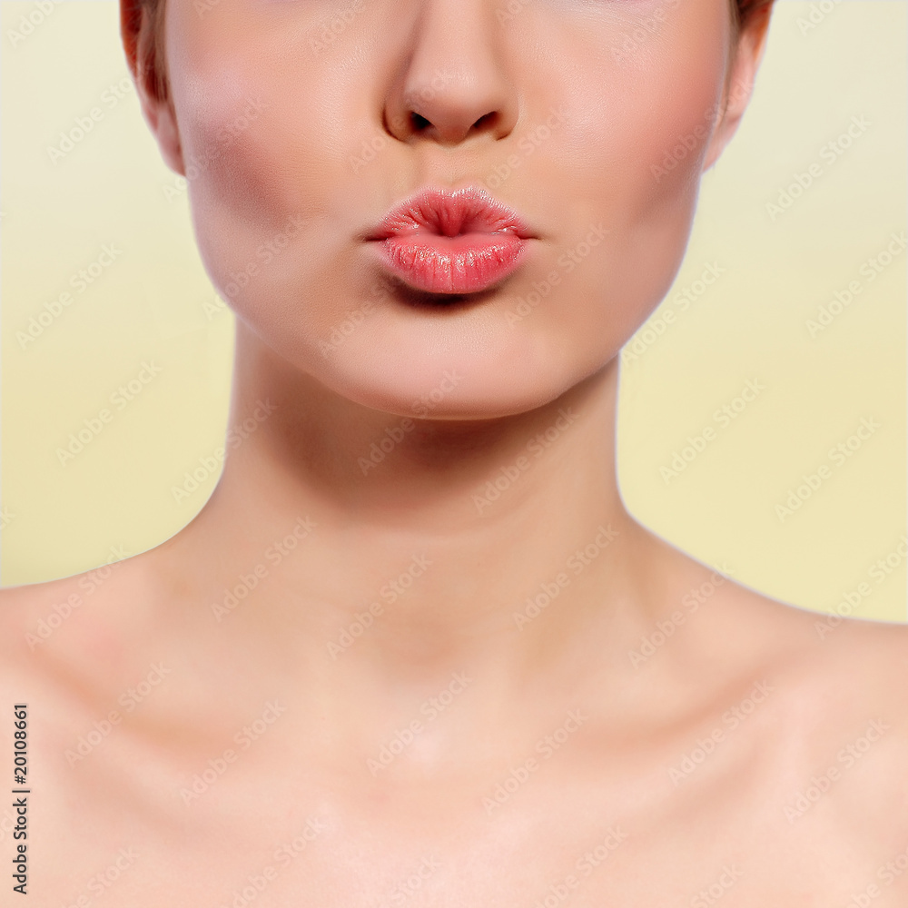 Obraz premium Glamour Red błyszczące usta z gestem pocałunku.