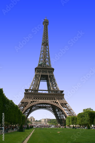 tour eiffel à Paris depuis le Champ de Mars ciel bleu