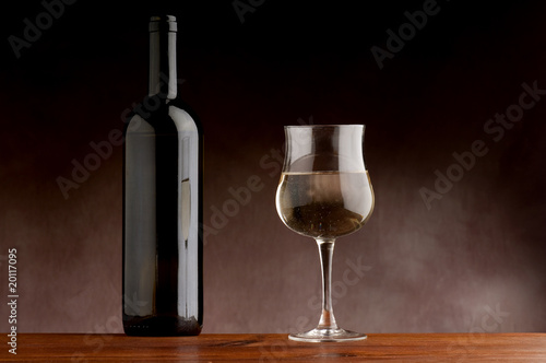 bottiglia di vino bianco con bicchiere