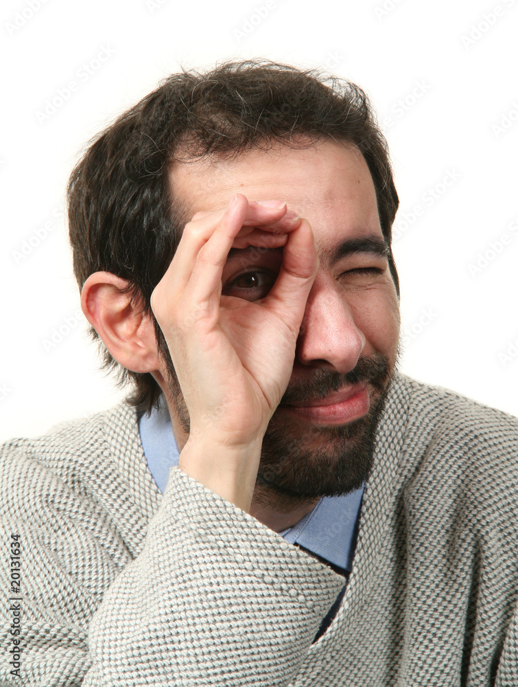 uomo che guarda con precisione uomo che guarda con precisione
