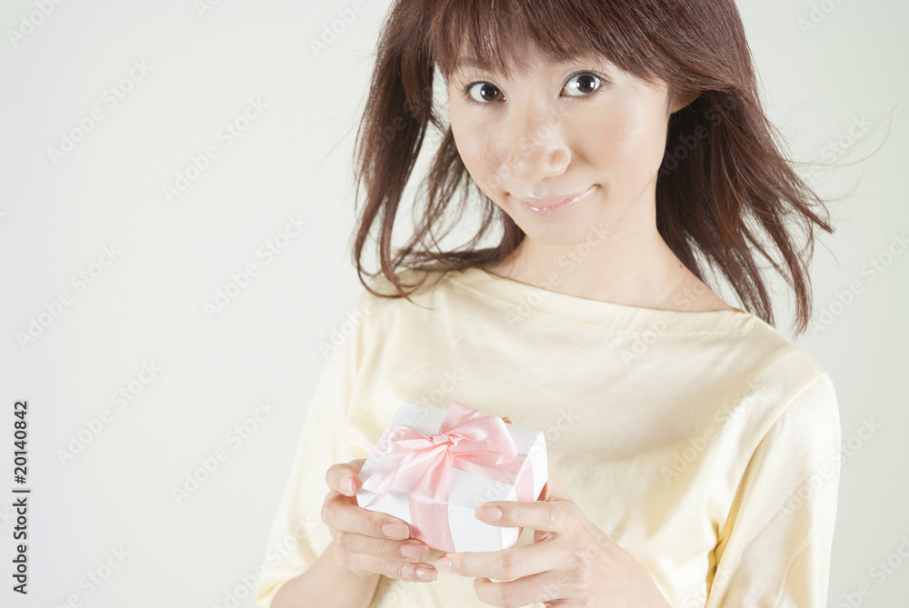 プレゼントを持つ女性 プレゼントを持つ女性