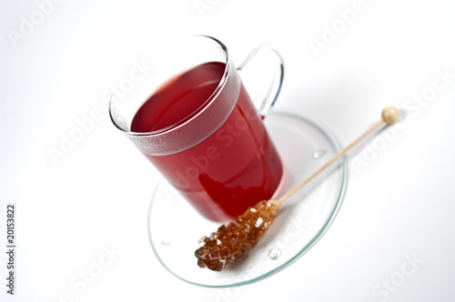 Roter Tee und Kandisstick