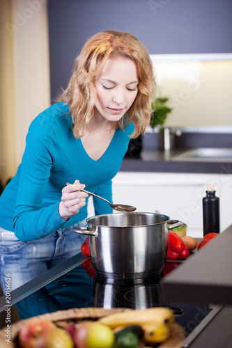 junge frau probiert das essen