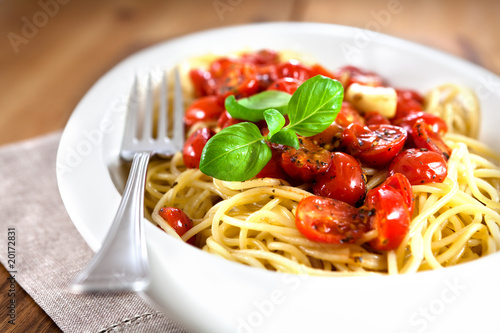 Spaghetti with baked tomatoes and garlic