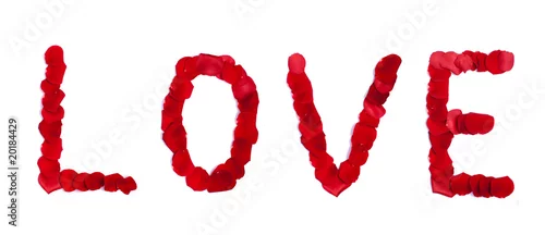 Panel kuchenny z motywem napis "LOVE" zrobiony z płatków róż