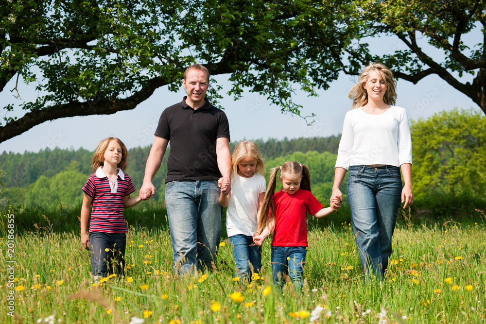 Fototapeta premium Familie macht einen Spaziergang im Frühling