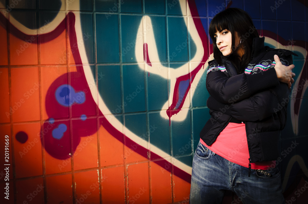 Teenager Mädchen in Pose vor Graffity Wand Teenager Mädchen in Pose vor Graffity Wand