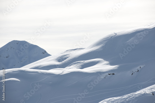 Ski  traces dans la neige  Areches  Savoie  Beaufortain  France