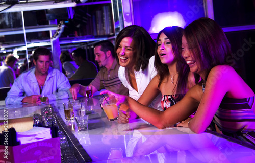 Photo Young adults at a nightclub