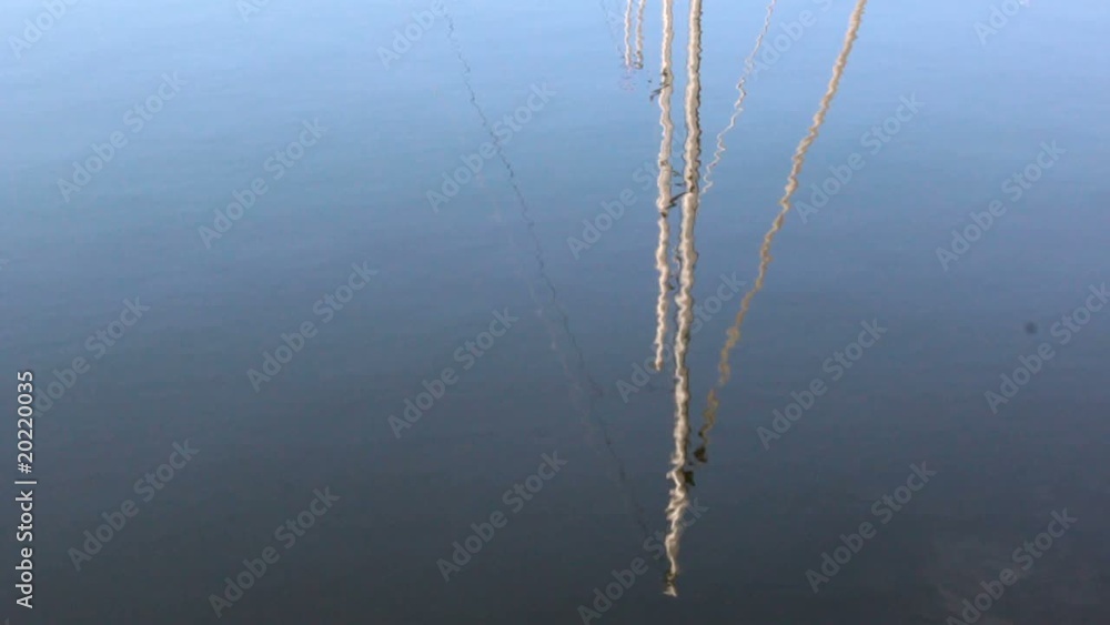 reflet du mat dans l'eau reflet du mat dans l'eau