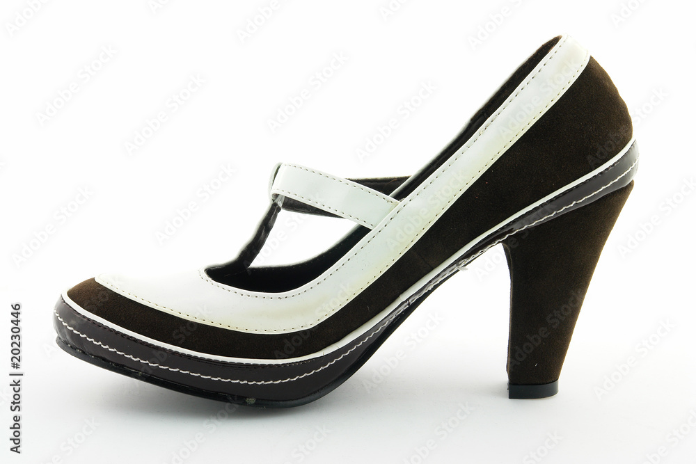 Naklejka premium Escarpins à talons marrons en cuir et daim
