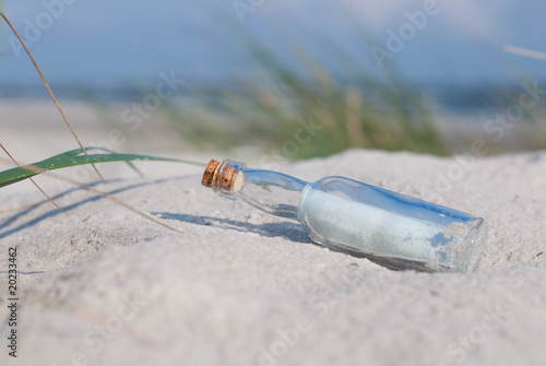 Flaschenpost auf Düne