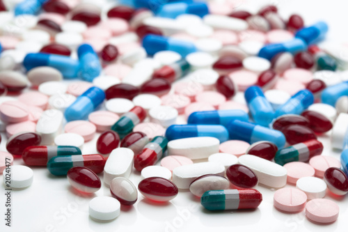 Cuadro en lienzo Pile of pills on a white surface