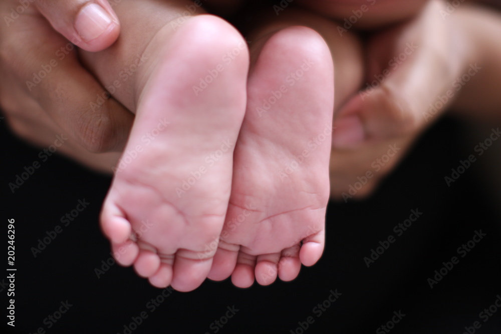 pieds de bebe dans les mains de sa maman pieds de bebe dans les mains de sa maman