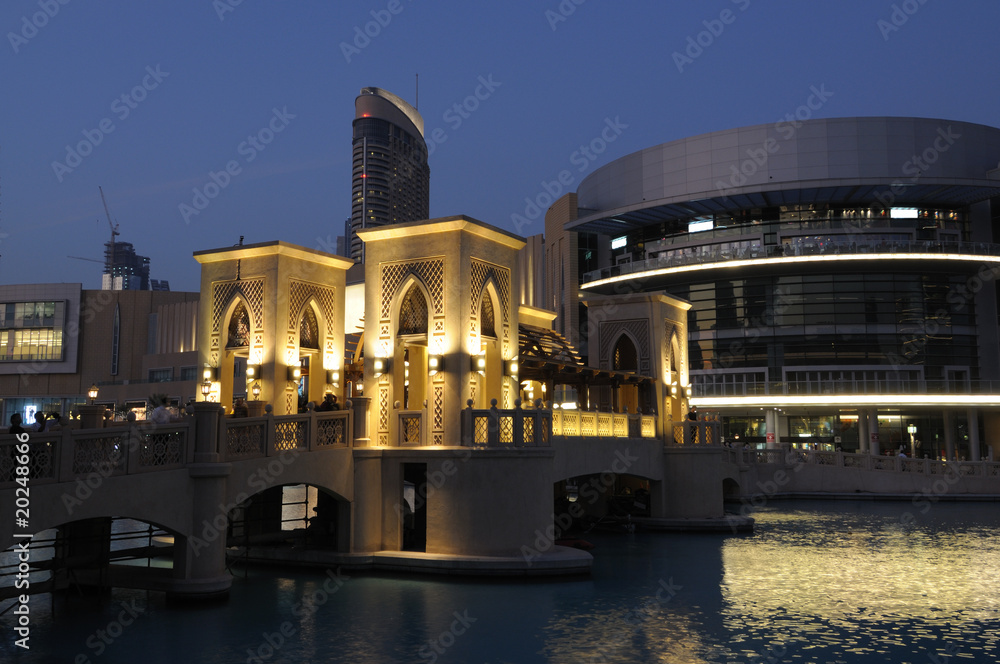 Naklejka premium Downtown Burj Khalifa and The Dubai Mall at dusk