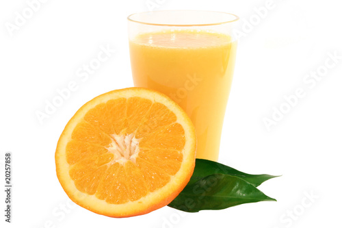 Ein Glas Orangensaft mit einer Orangenhälfte