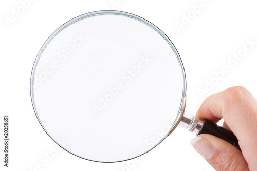 Mano femenina sujetando una lupa