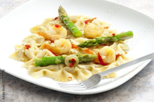 hot pasta farfalle with asparagus and prawns
