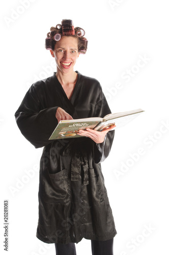 Hausfrau liest im Kochbuch photo