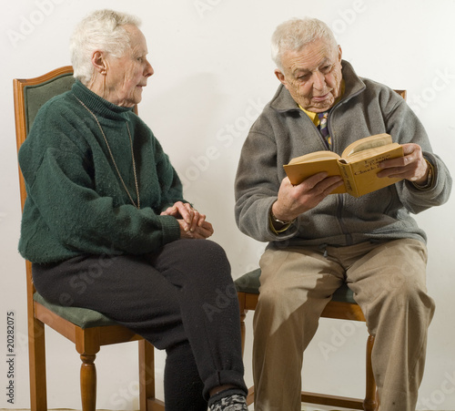 couple de personnes agées lisant un livre photo