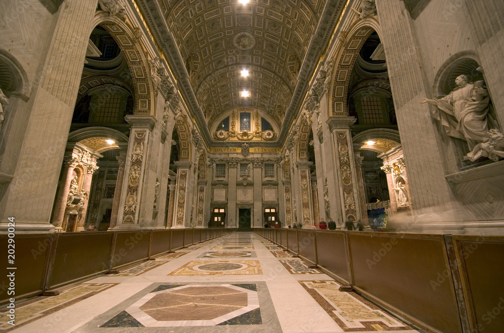 Intérieur de la Basilique Saint-Pierre au Vatican