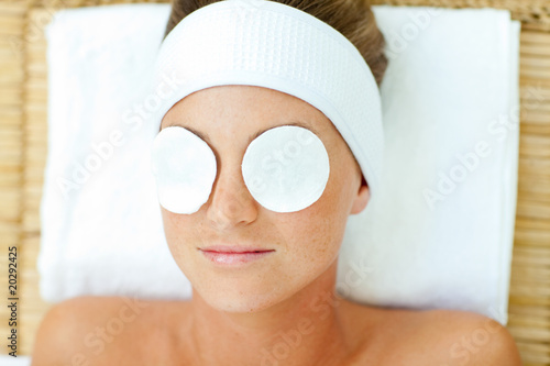 Billede på lærred Portrait of a woman having a spa treatment