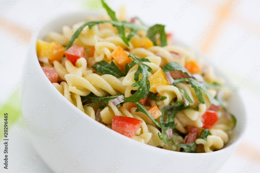 Nudelsalat mit Tomate, Paprika und Rucola Stock Photo | Adobe Stock