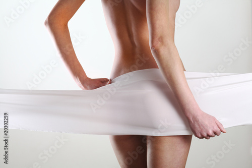 junge Frau Sensibler Körper nackt mit einem Tuch photo