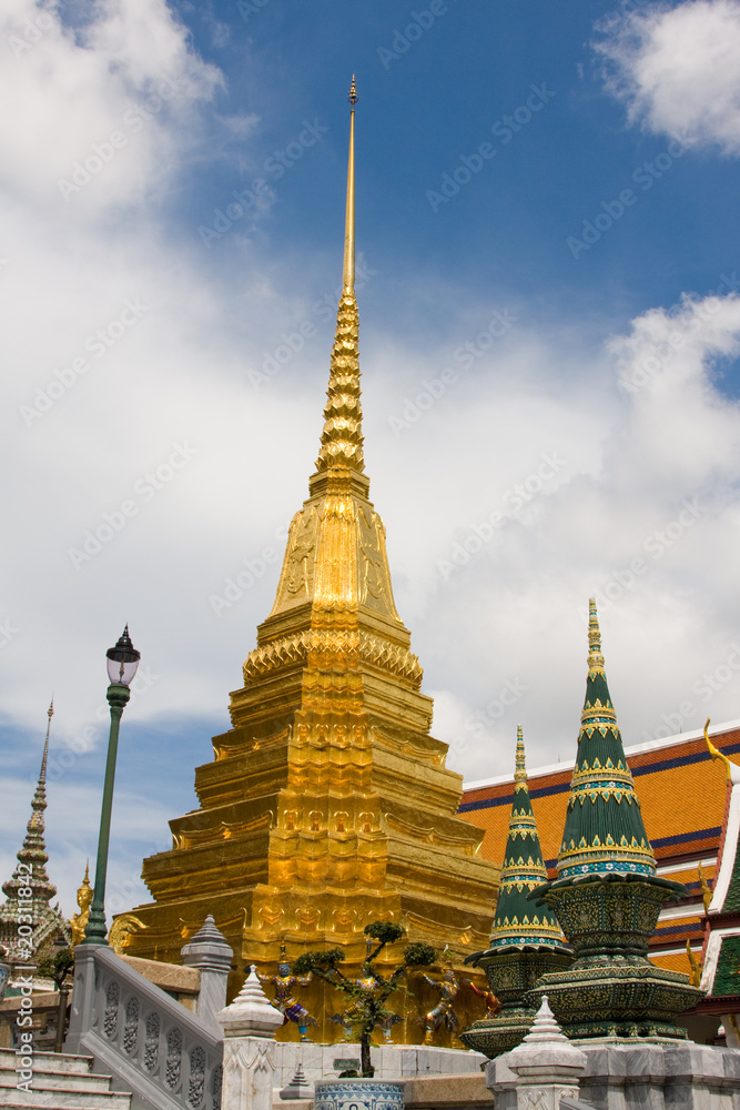Naklejka premium Golden pagoda in the Grand palace area in Bangkok, Thailand