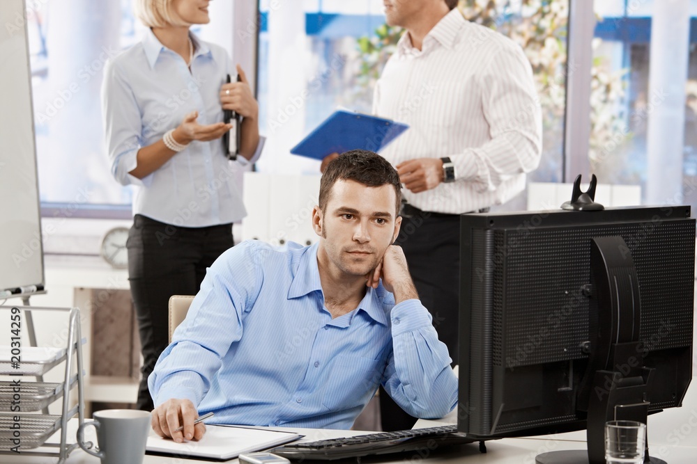 Obraz premium Businessman working on computer