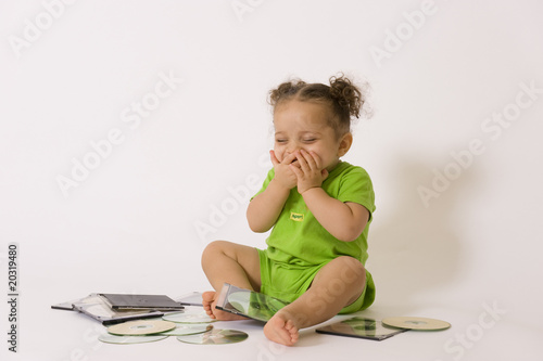 Foto Bébé faisant des bêtises avec des cd