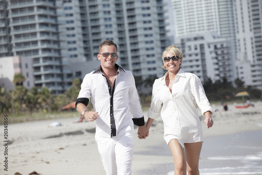 Fototapeta premium Couple walking on the beach
